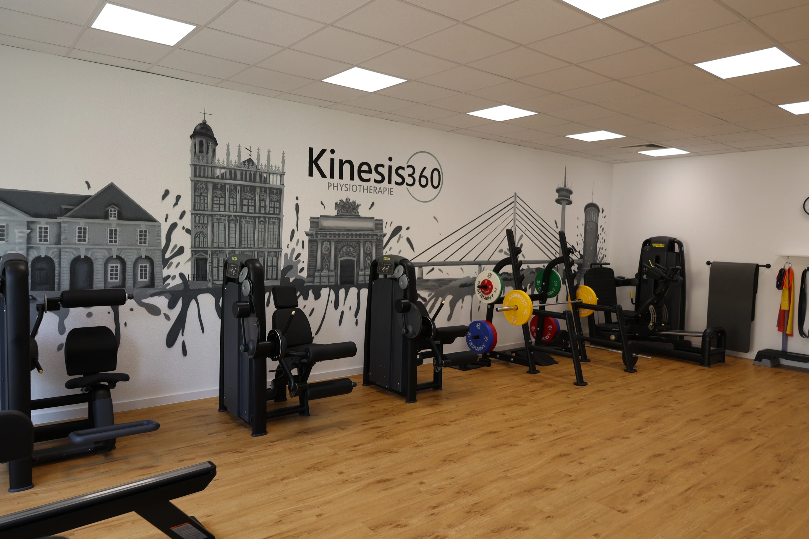 Trainingsbereich mit Kinesis360-Wandbild und Gewichten