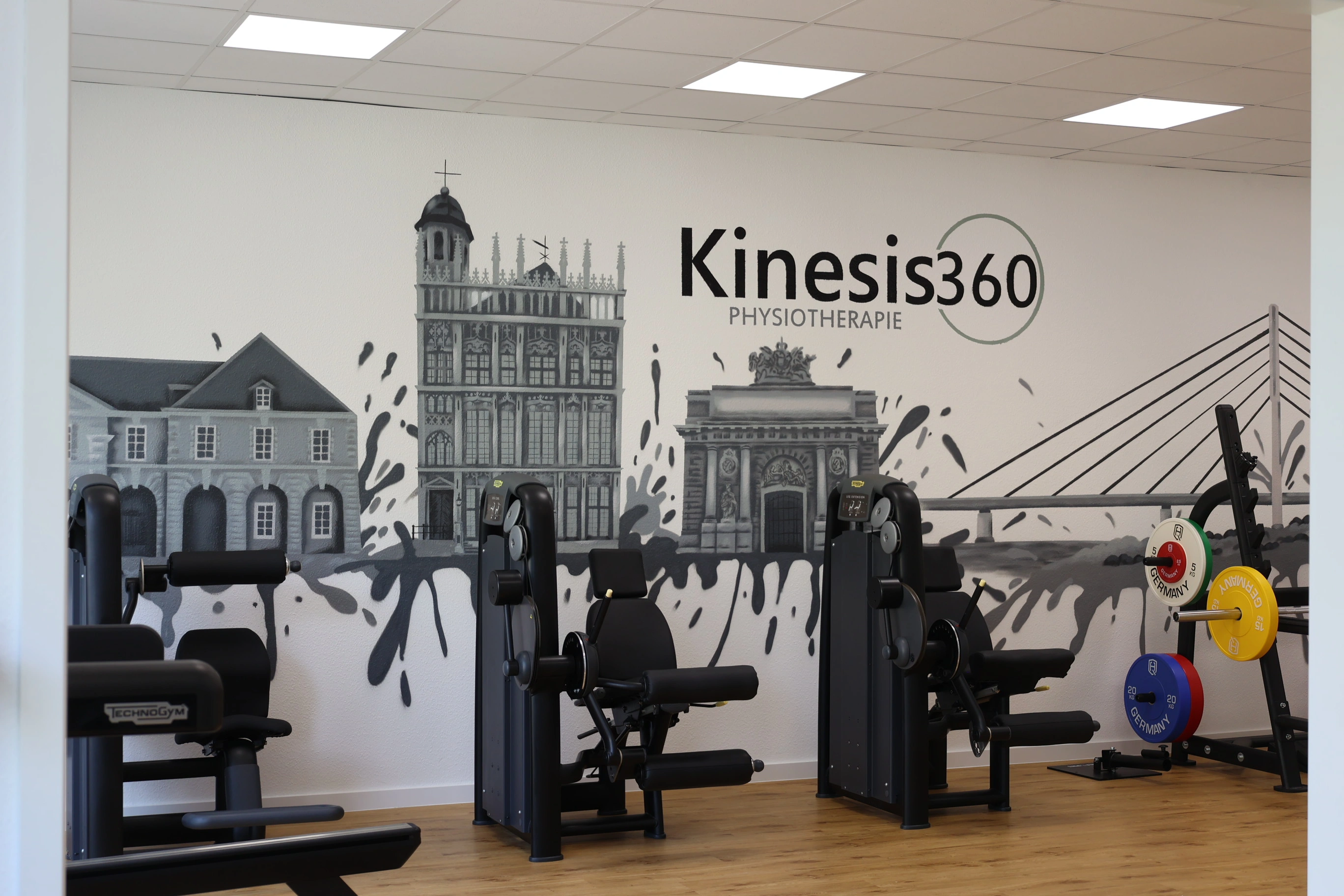 Trainingsbereich mit Kinesis360-Logo und Wandmalerei