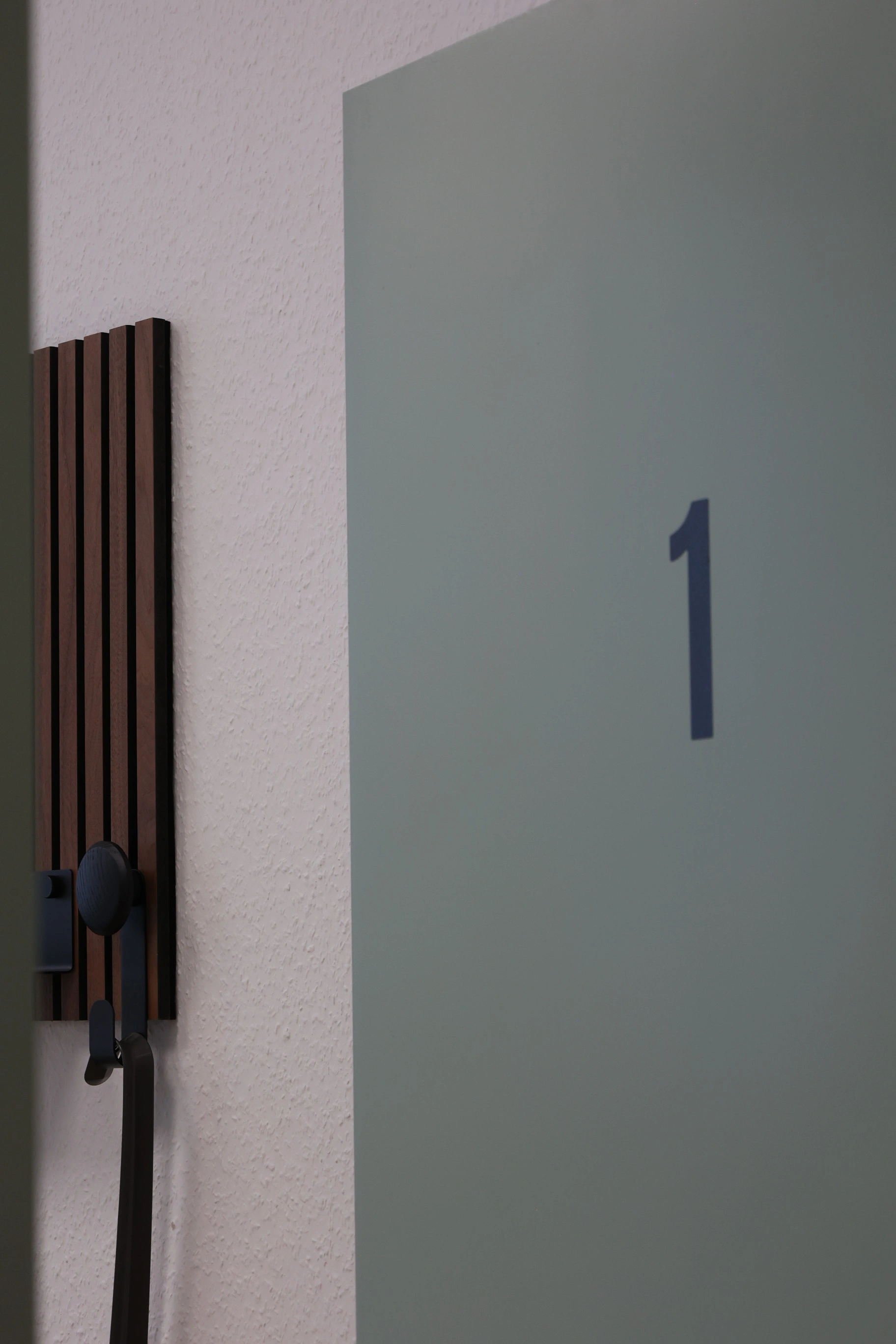 Detailaufnahme der Zimmerbeschilderung bei Kinesis360